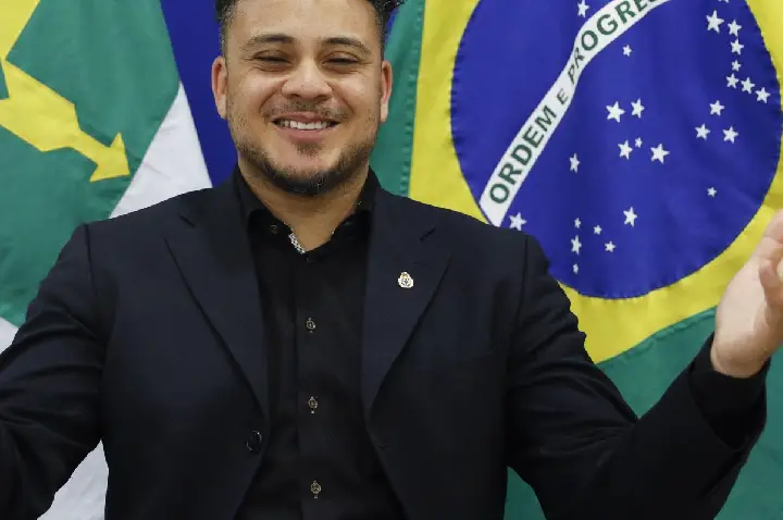 .Adotado por holandeses, cantor sonha em voltar a viver no Brasil