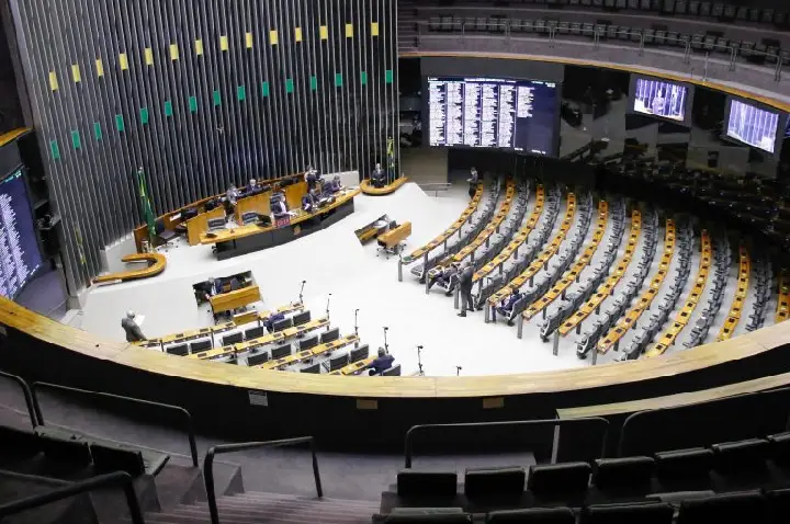 Câmara pode votar sistema de combate ao feminicídio e regras para conter preço de combustíveis