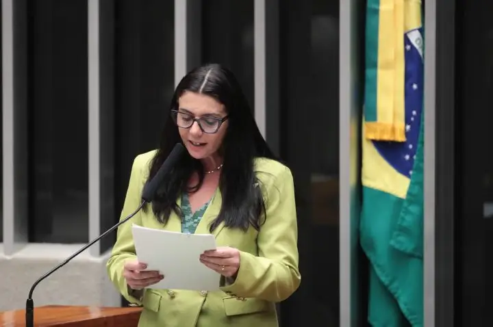Comissão aprova projeto que garante escolta policial para mulher denunciar agressor