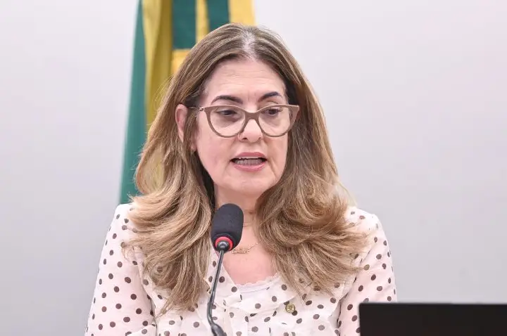 Comissão aprova regras para uniformes e veda vestimentas que violem a dignidade do empregado