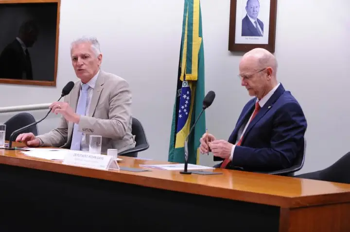 Debatedores criticam 