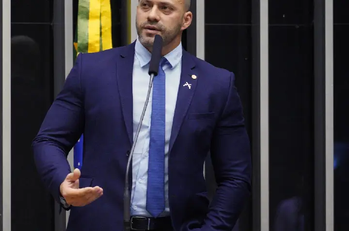 Moraes dá 48h para Daniel Silveira explicar publicação de vídeo no X