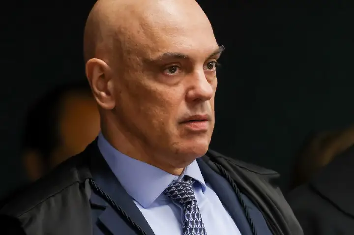 Moraes volta a pedir que PGR se manifeste sobre arma de Bolsonaro