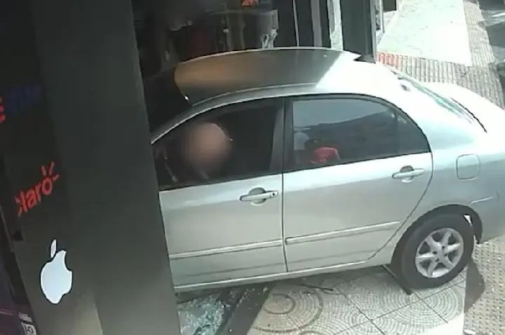 Motorista passa mal e carro atinge fachada de loja no Centro de São Mateus