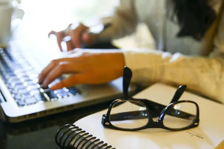 ONU Mulheres revela avanço da violência online contra jornalistas