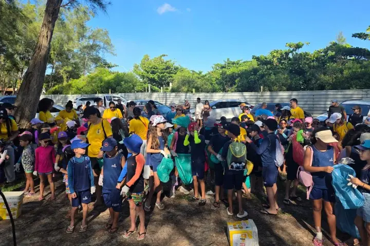Projeto Praia Limpa: educação ambiental une gerações na orla de Guriri