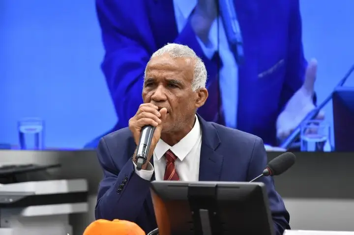 Projeto proíbe porte de arma e acesso a clubes de tiro para condenados por violência contra mulher