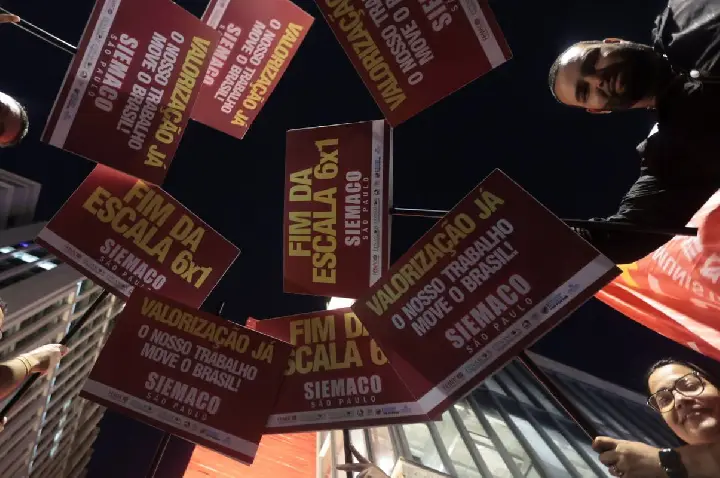 Protesto pelo fim da escala 6x1 reúne milhares de pessoas em São Paulo