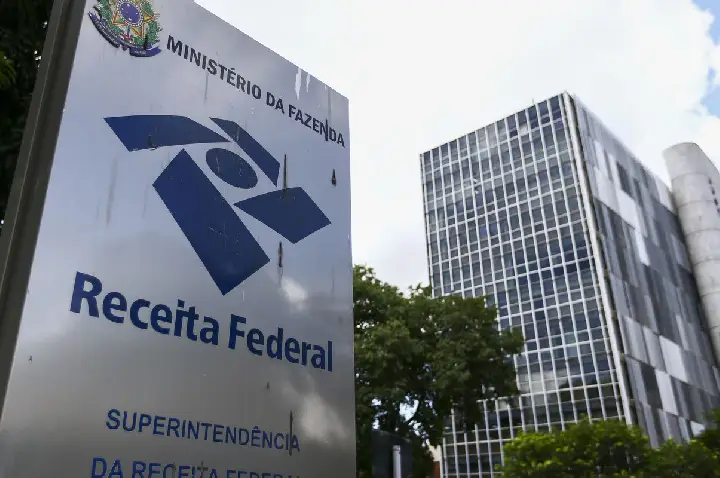 Receita paga nesta terça maior lote de restituição do IR da história