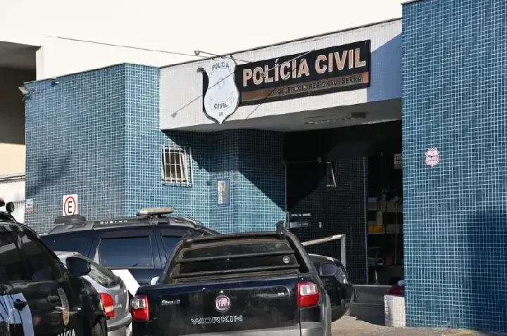 Suspeito foge da PM, é baleado e acaba preso com 2,5 kg de pó branco em mochila na Serra