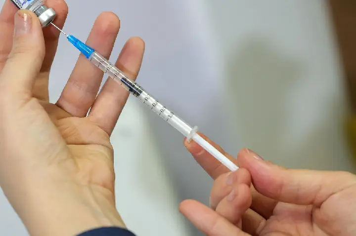 Vacina contra VSR em idosos reduz internações em 75%