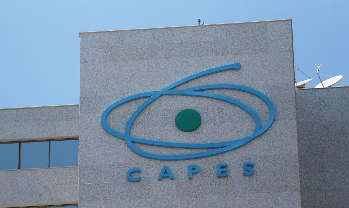 Capes diz que manterá 90 mil bolsas de pós-graduação no país