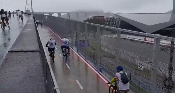 Inauguração  Ciclistas passam pela primeira vez pela ciclovia da Terceira Ponte; veja vídeo