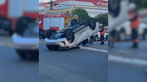 Após colidir com caminhão no centro de Linhares, Caminhonete Capota