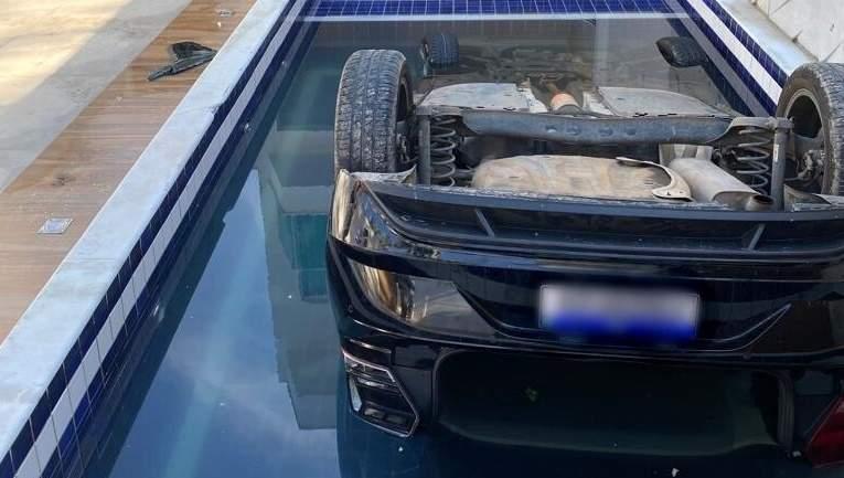 Carro cai dentro de piscina e jovem morre afogada
