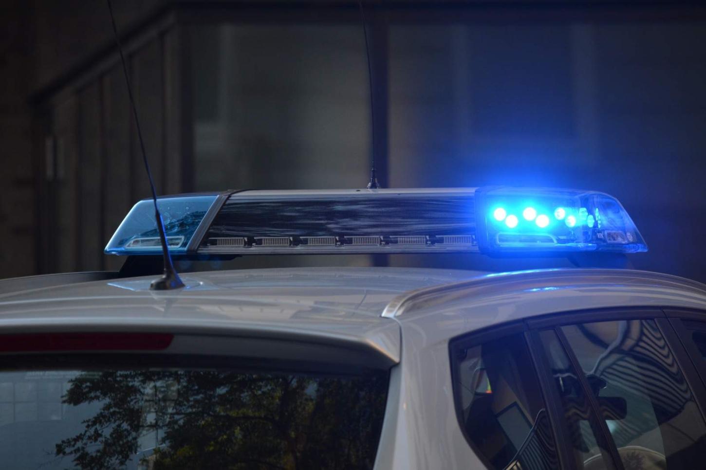 Polícia prende mãe por venda de pornografia infantil da filha de 8 anos