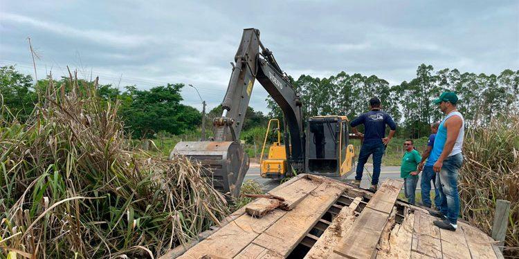 Caminhão Prancha com Escavadeira Hidráulica perde controle e quase causa colisão frontal. Acidente na ES-130