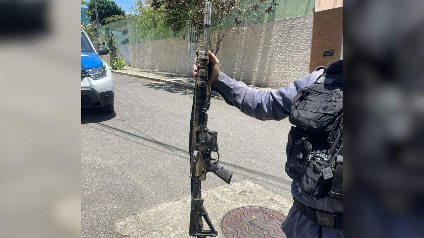 Fuzil é apreendido após troca de tiros entre policiais e criminosos em Vitória