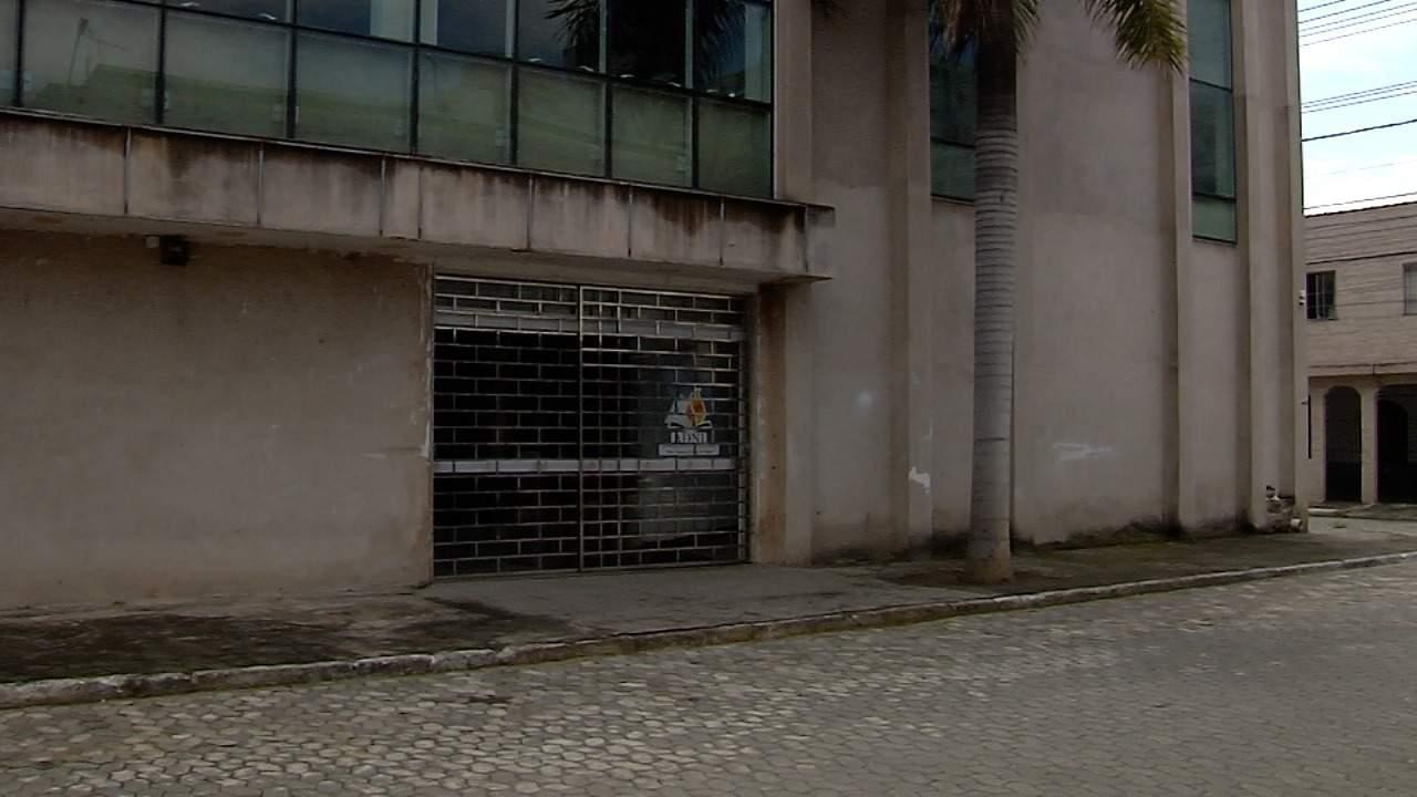 POLÍCIA Pastores reagem após homem invadir igreja no ES e arrancar bandeira de Israel