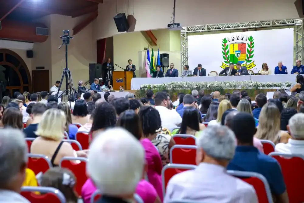 Sessão solene atrai autoridades dos três poderes