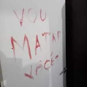 Adolescente esfaqueia irmão e escreve recado na porta: 