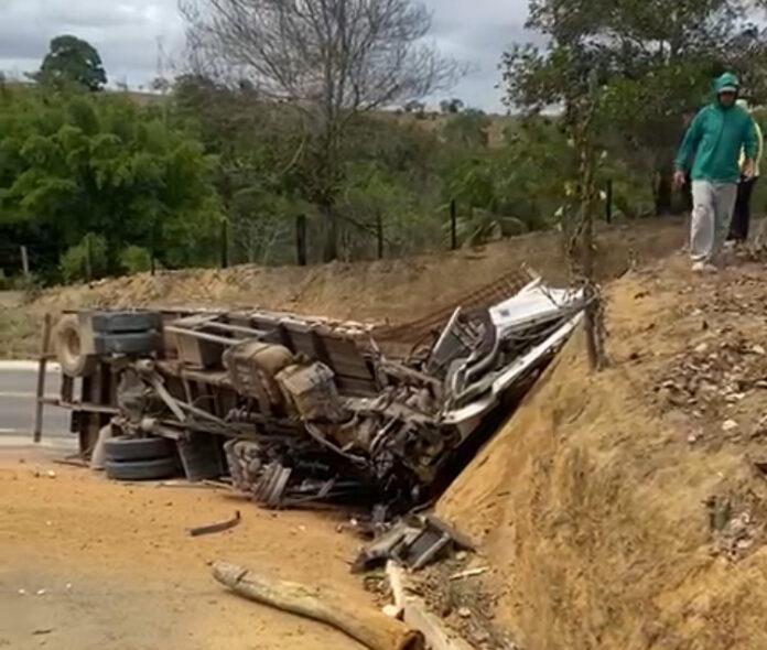 Caminhão tomba na ES 130 entre Nova Venécia e Boa Esperança