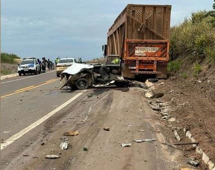 Carreta e carro se envolve em acidente e mata uma pessoa no Norte do ES