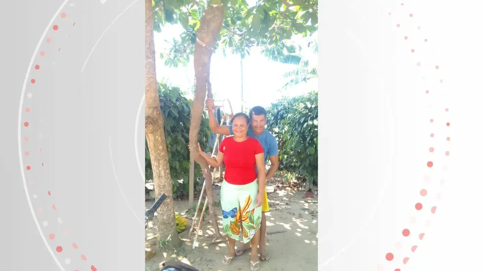Casal colhe mandioca com mais de 2,6 metros no quintal de casa no ES