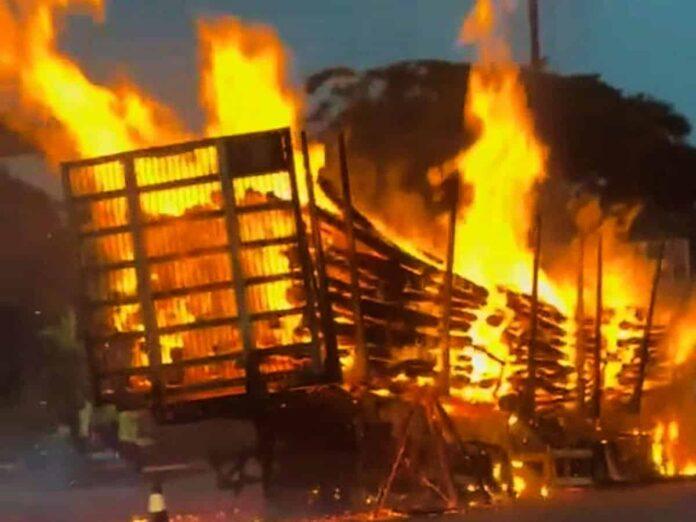 Duas carretas carregadas de eucalipto pegam fogo na BR-101