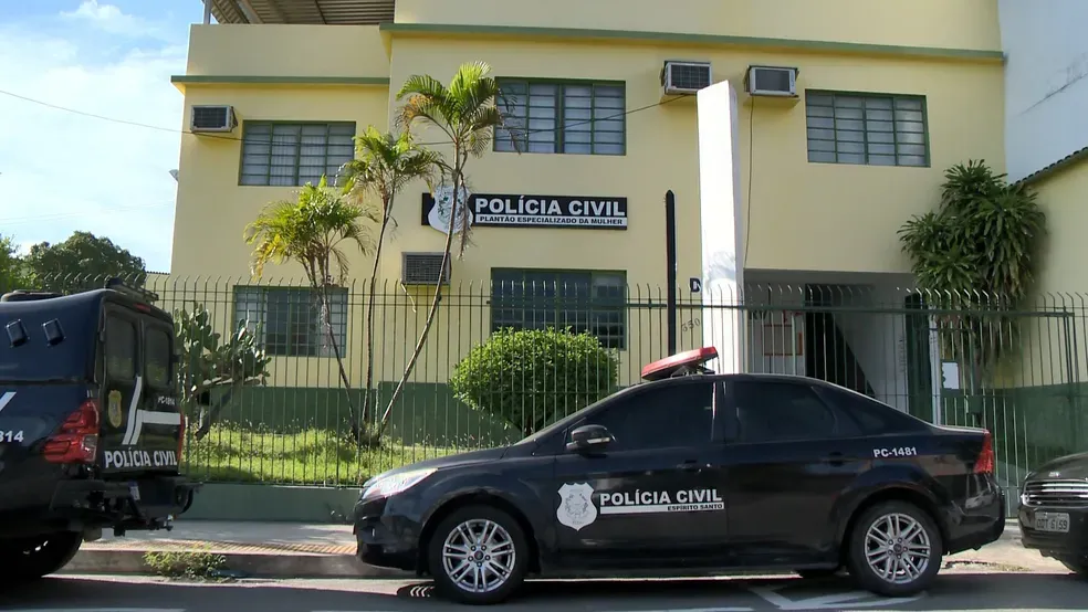 Homem é preso por trancar a ex-mulher e a enteada dentro de casa sem comida em Vitória e trocar a fechadura