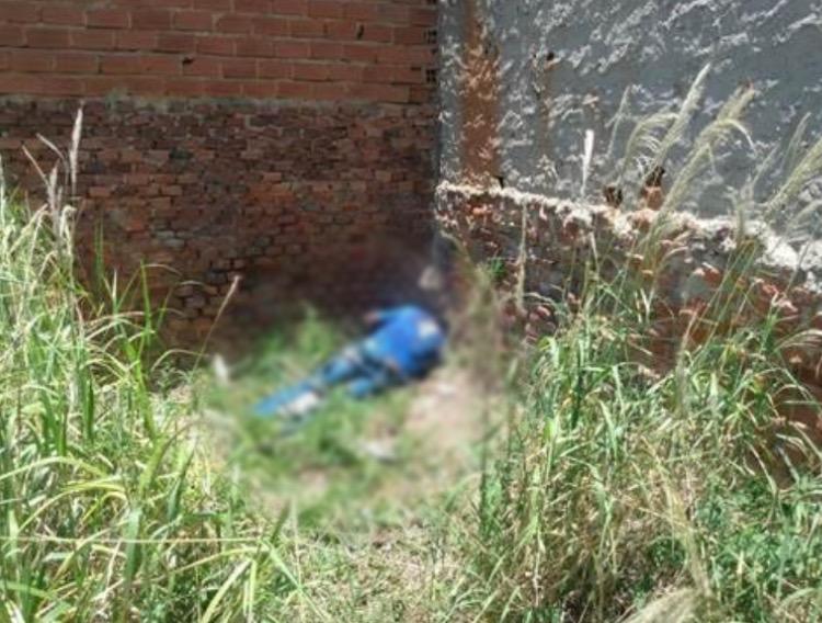 Homem encontra corpo enquanto capinava lote em Linhares