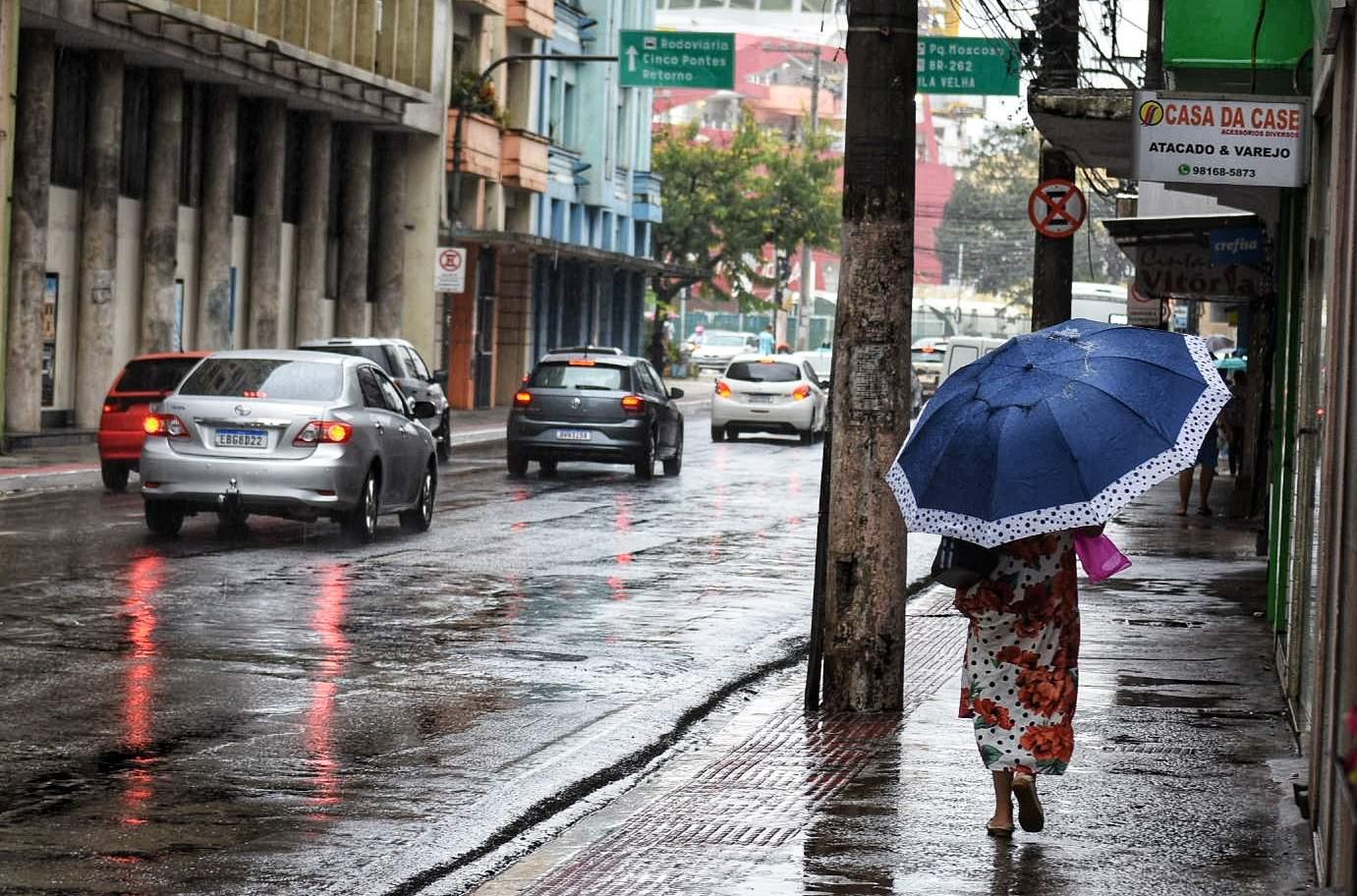 Instituto emite novo alerta laranja para chuvas fortes em todo o ES