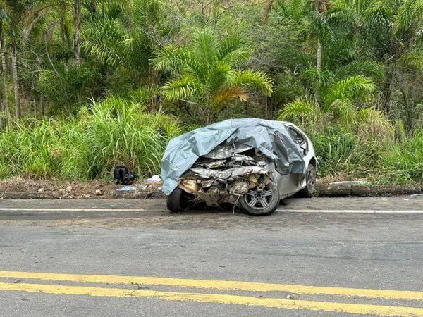 Uma colisão frontal entre uma carreta e um carro de passeio deixou três pessoas mortas na manhã desta quinta-feira (2), feriado de Finados