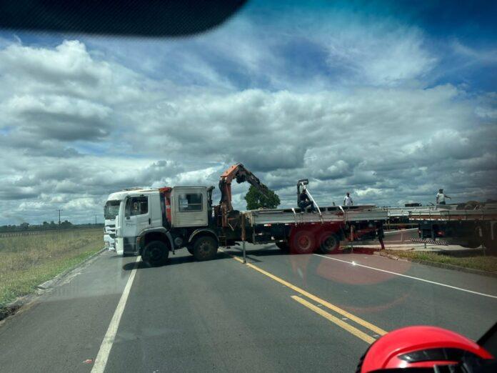 BR 101 fica interditada por 20 minutos após carga cair e carreta ficar atravessada em Jaguaré