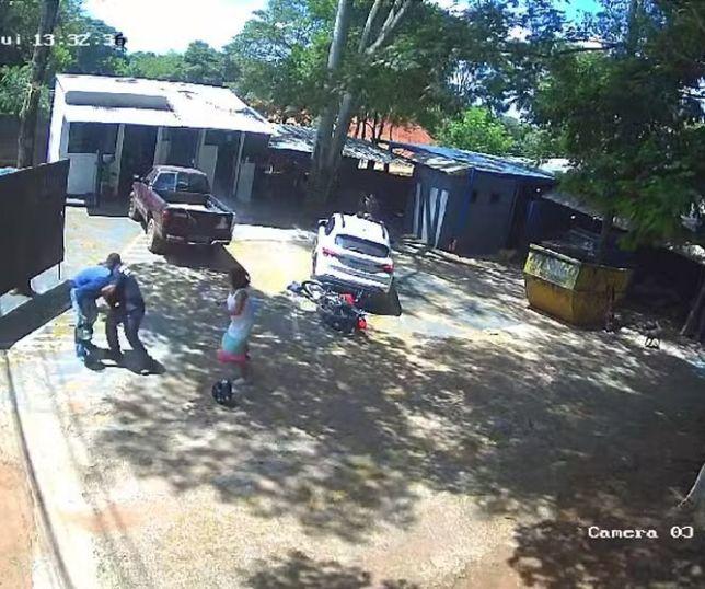 Câmera flagra briga entre ladrões, dono e funcionários durante assalto a metalúrgica