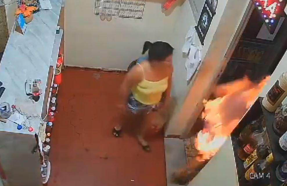 Câmera flagra momento que mulher ateia fogo em homem