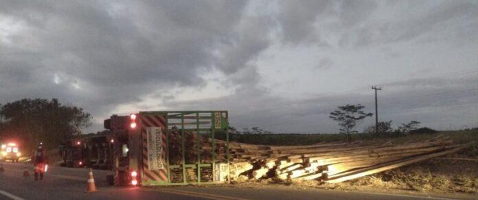 Carreta com eucalipto tomba e dá nó no trânsito na BR 101 em Conceição da Barra
