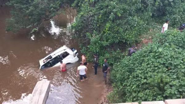 Carro cai em rio e 5 pessoas da mesma família morrem