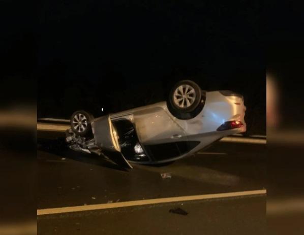 CARRO DESGOVERNADO EM ALTA VELOCIDADE BATE NA TRASEIRA DE OUTRO VEÍCULO E CAPOTAM