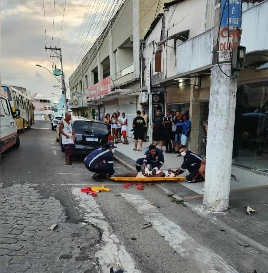 ACIDENTE GRAVE ENTRE ÔNIBUS DA SÃO GABRIEL E MOTO DEIXA MOTOCICLISTA FERIDO GRAVEMENTE.