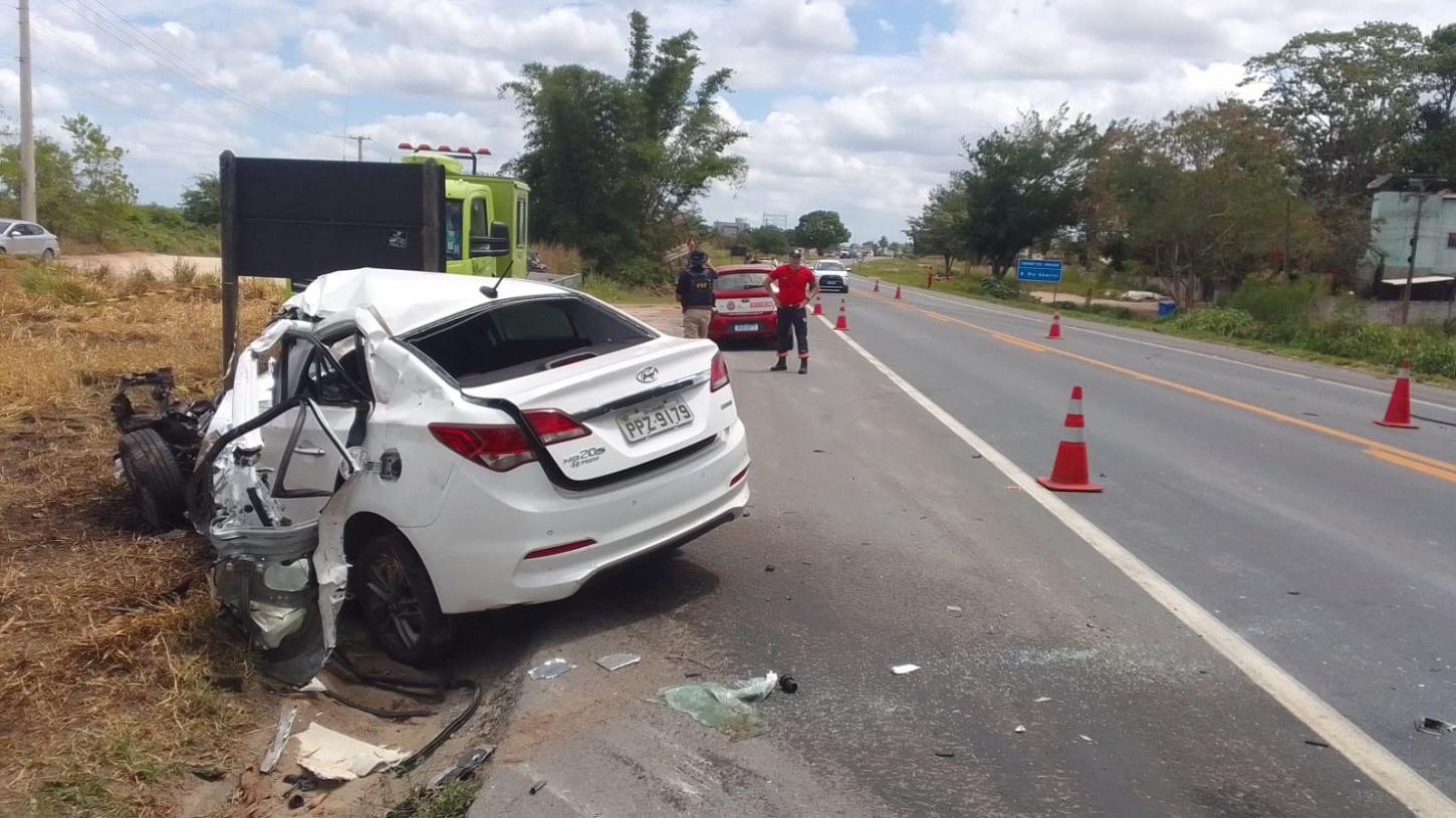 Colisão frontal entre carro e carreta mata uma pessoa BR 101 em Linhares