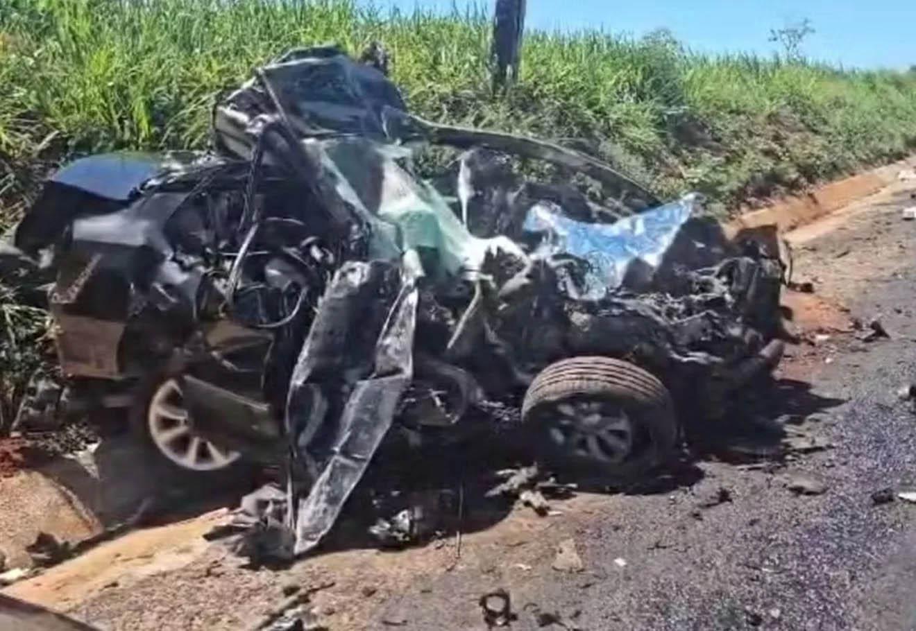 Motorista morre após invadir contramão e bater em caminhão