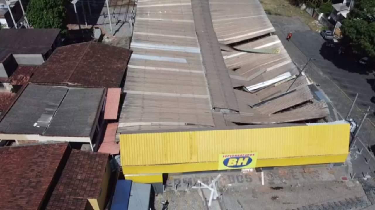 Após teto desabar, funcionários de supermercado vão trabalhar em outras lojas