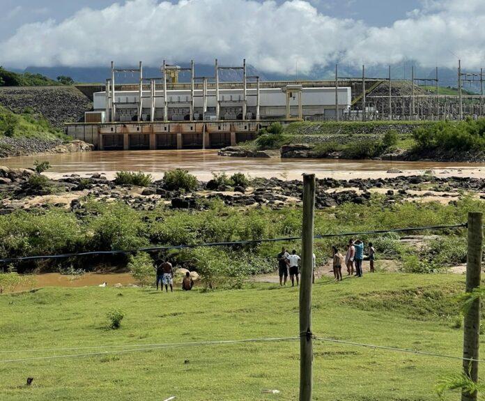 Homem desaparece após ser arrastado pela água e “engolido” por bueiro em Baixo Guandu