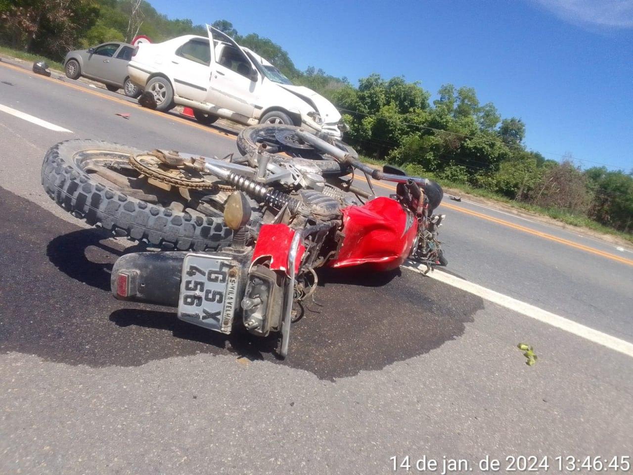 Motociclista fica gravemente ferido após acidente com carro na BR 101 em Jaguaré;