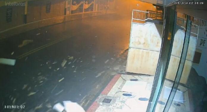 Vendaval quebra cadeado e abre portão até no canto durante temporal em Nova Venécia;