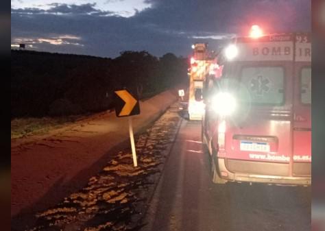 Carro capota, cai em ribanceira, mata homem e deixa criança e idoso feridos em Montanha