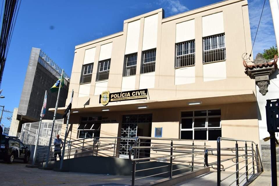 Mãe é presa suspeita de deixar marido abusar da filha em Vila Velha