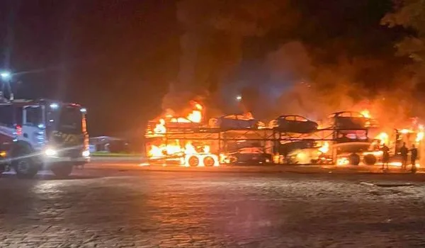 Caminhão-cegonha carregado de carros fica destruído após incêndio em Linhares