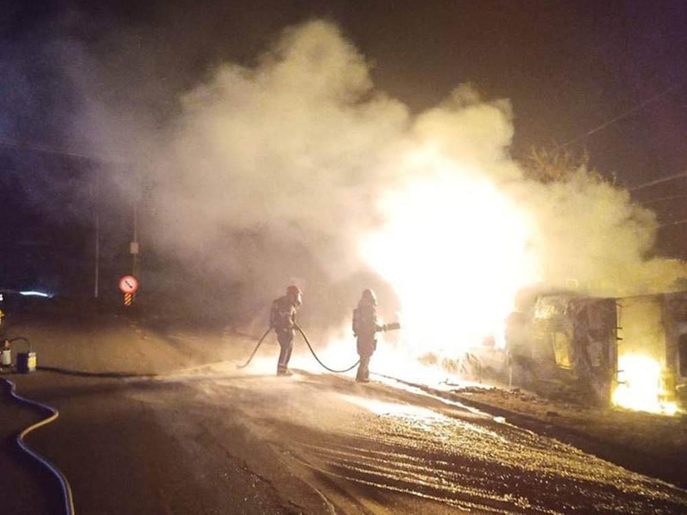 Caminhão com carga de combustível tomba, pega fogo e uma pessoa morre
